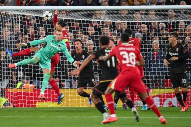 Bologna takımından UEFA Şampiyonlar Ligi - Lig Stage maçı Liverpool Bologna 'ya karşı Anfield, Liverpool, İngiltere, 2 Ekim 2024' te oynanan Liverpool maçı sırasında Virgil van Dijk ile topa atlıyor.