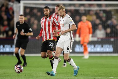 Swansea City 'den Harry Darling, Sheffield United ile Swansea City arasındaki 2 Ekim 2024' teki Bramall Lane 'de oynanan Sky Bet Şampiyonası maçında pas veriyor.