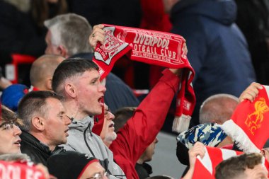 Liverpool taraftarları Anfield, Liverpool, Liverpool, İngiltere 'de Liverpool maçında Liverpool - Lig Sahne Maçı öncesi asla yalnız yürümeyeceğinizi söylüyor.