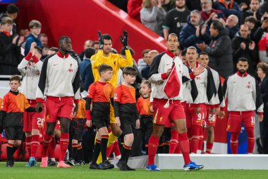 Liverpool 'dan Virgil van Dijk, 2 Ekim 2024 tarihinde İngiltere' nin Liverpool kentinde oynanan Liverpool - Lig Stage maçı öncesinde takımını sahaya çıkardı.