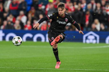 Bologna 'dan Juan Miranda topu UEFA Şampiyonlar Ligi - Lig Stage maçı Liverpool Bologna' ya karşı Anfield, Liverpool, İngiltere, 2 Ekim 2024