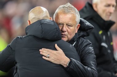 Swansea City 'den Luke Williams, Sheffield United' ın 2 Ekim 2024 'te Bramall Lane, Sheffield City' de oynanan Sky Bet Şampiyonası maçından önce Sheffield United 'ın Chris Wilder teknik direktörünü kucaklıyor.