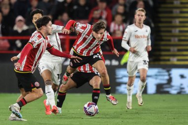Sheffield United takımından Sydie Peck, 2 Ekim 2024 'te Sheffield Lane, İngiltere' de oynanan Swansea City maçında topu düşürüyor.