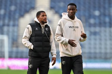 Watford 'dan Mamadou Doumbia ve Watford' dan Daniel Jebbison, 2 Ekim 2024 'te Preston North End - Watford Deepdale, Preston, İngiltere' de oynanan Sky Bet Şampiyonası maçı öncesinde sahada inceleme yaptılar.