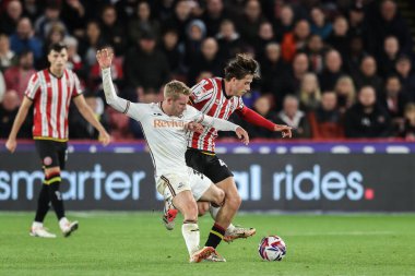 Sheffield United takımından Sydie Peck, 2 Ekim 2024 'te Sheffield Lane, Sheffield, Birleşik Krallık' ta oynanan Sky Bet Şampiyonası karşılaşmasında Swansea City takımından Ollie Cooper 'a faul yaptı.