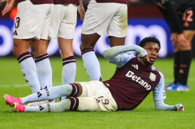 Aston Villa 'dan Jaden Philogene-Bidace, UEFA Şampiyonlar Ligi Stage maçı sırasında Villa Park, Birmingham' da Aston Villa-Bayern Münih maçında duvara uzandı.