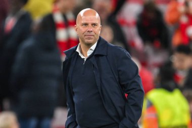 Liverpool 'dan Arne Slot, UEFA Şampiyonlar Ligi - Lig Stage maçı Liverpool Bologna' ya karşı Anfield, Liverpool, İngiltere 'de 2 Ekim 2024' te oynanan karşılaşma sonrasında takımların zaferinin ardından taraftarları kabul ediyor.