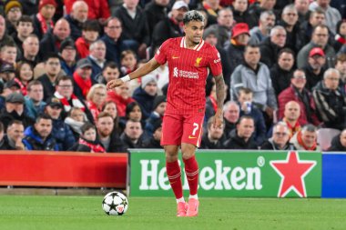 Liverpool 'dan Luis Diaz, 2 Ekim 2024' te İngiltere 'nin Liverpool kentinde oynanan Liverpool-Bologna maçında topla koşuyor.