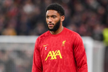 Bologna 'dan Jhon Lucum, 2 Ekim 202' de İngiltere 'nin Liverpool kentinde oynanan Liverpool-Bologna maçında topla koşuyor.