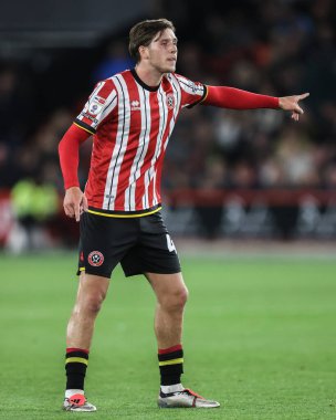 Sheffield United 'dan Sydie Peck, 2 Ekim 2024' te Sheffield Lane, İngiltere 'de oynanan Swansea City maçında takımına talimat verdi.
