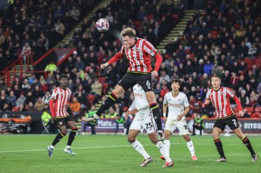 Sheffield United takımından Harry Souttar 2 Ekim 2024 'te Bramall Lane, Sheffield, İngiltere' de Sheffield United - Swansea City maçında köşeden topu alıyor.