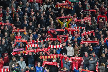 Liverpool taraftarları Anfield, Liverpool, Liverpool, İngiltere 'de Liverpool maçında Liverpool - Lig Sahne Maçı öncesi asla yalnız yürümeyeceğinizi söylüyor.