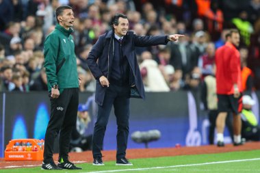 Aston Villa 'nın Unai Emery teknik direktörü UEFA Şampiyonlar Ligi Sahne Maçı' nda oyuncularına talimat verir.