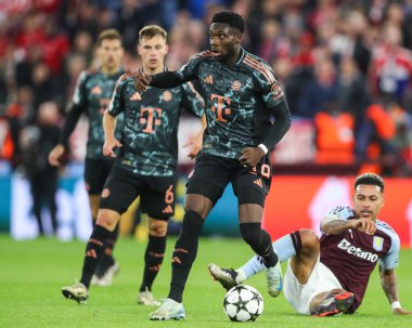 Bayern Münih 'ten Alphonso Davies, UEFA Şampiyonlar Ligi Stage maçı sırasında Villa Park, Birmingham, Birleşik Krallık 2 Ekim 2024' te Aston Villa-Bayern Münih maçında topla ilerliyor.