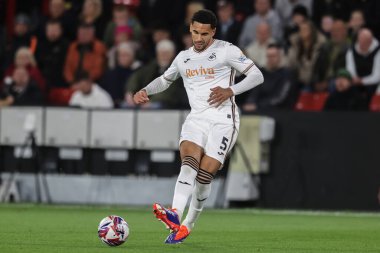 Swansea City 'den Ben Cabango, Sheffield United ile Swansea City arasındaki 2 Ekim 2024' te oynanan Sky Bet Şampiyonası maçında pas veriyor.