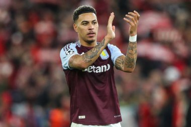 Aston Villa 'dan Morgan Rogers, UEFA Şampiyonlar Ligi Sahne Maçı' nın 2 Ekim 2024 'te Birmingham, Birmingham' da oynanan Villa-Bayern Münih maçı sonrasında ev sahibi taraftarları alkışlıyor.