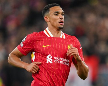 Bologna 'dan Jhon Lucum, 2 Ekim 202' de İngiltere 'nin Liverpool kentinde oynanan Liverpool-Bologna maçında topla koşuyor.