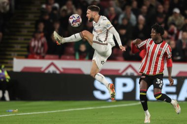 Swansea City 'den Matt Grimes, 2 Ekim 2024' te Sheffield Lane, İngiltere 'de oynanan Swansea City maçında topu oyunda tutuyor.
