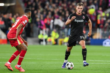 Bologna 'dan Thijs Dallinga, 2 Ekim 2024' te İngiltere 'nin Liverpool kentinde oynanan Lig Sahne Maçı Liverpool ile Bologna maçında topa vuruyor.