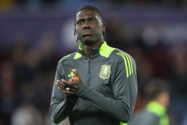 Aston Villa takımından Amadou Onana, UEFA Şampiyonlar Ligi Stage maçı sırasında oynanan ısınma maçında Villa Park, Birmingham 'da Aston Villa, Bayern Münih' e karşı.