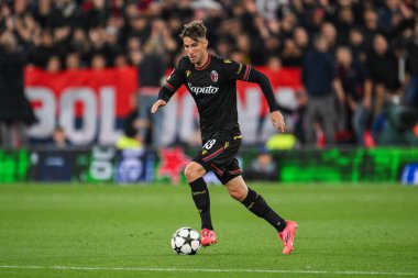 Bologna 'dan Jhon Lucum, 2 Ekim 202' de İngiltere 'nin Liverpool kentinde oynanan Liverpool-Bologna maçında topla koşuyor.