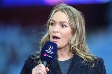 Laura Woods, UEFA Şampiyonlar Ligi Stage maçı sırasında Villa Park, Birmingham, İngiltere 'de oynanan Villa-Bayern Münih maçında saha kenarını sunar.