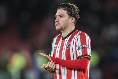 Sheffield United takımından Callum O 'Hare, 2 Ekim 2024' te İngiltere 'nin Sheffield Lane kentinde oynanan Sky Bet Şampiyonası maçından sonra ev sahibi taraftarlarını alkışlıyor.