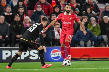 Liverpool 'dan Muhammed Salah, UEFA Şampiyonlar Ligi - Lig Stage maçı sırasında Anfield, Liverpool, Birleşik Krallık' ta Liverpool 'a karşı Bologna maçında Bologna' lı Juan Miranda tarafından baskı altına alınmıştır.