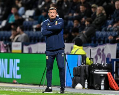 Preston North End 'in Paul Heckingbottom teknik direktörü 2 Ekim 2024' te İngiltere 'nin Deepdale kentinde Preston North End ile Watford arasındaki Sky Bet Şampiyonası maçını izliyor.