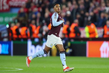 Aston Villa takımından Jacob Ramsey UEFA Şampiyonlar Ligi Stage maçı sırasında Villa Park, Birmingham 'da Aston Villa ile Bayern Münih maçında, 2 Ekim 2024