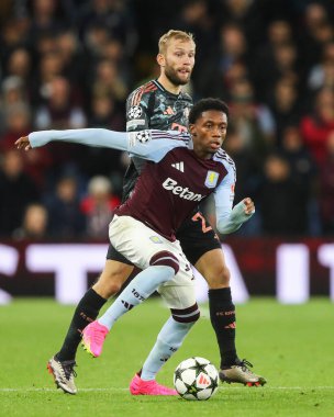 Aston Villa 'dan Jaden Philogene-Bidace, UEFA Şampiyonlar Ligi Stage maçı sırasında Bayern Münih' ten Konrad Laimer 'i Birmingham, İngiltere' deki Villa Park 'ta Aston Villa-Bayern Münih maçında durdurdu.