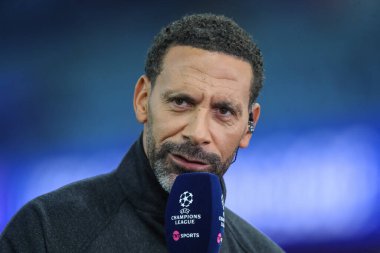 Rio Ferdinand, UEFA Şampiyonlar Ligi Sahne Maçı 'nda saha kenarını sunar. Aston Villa, Bayern Münih' e karşı Villa Park, Birmingham, İngiltere, 2 Ekim 2024