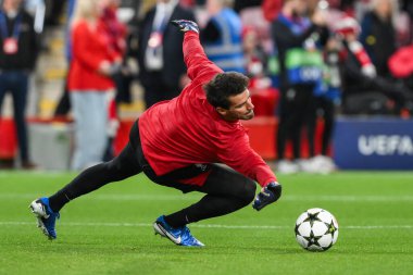 Liverpool 'dan Alisson Becker UEFA Şampiyonlar Ligi - Lig Stage maçı öncesinde Liverpool Bologna' ya karşı Anfield, Liverpool, İngiltere 'de 2 Ekim 2024' te ısınma maçında kurtarıyor.