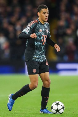 Bayern Münih 'ten Jamal Musiala, UEFA Şampiyonlar Ligi Stage maçı sırasında Villa Park, Birmingham, İngiltere' de oynanan 2 Ekim 2024 'te Bayern Münih maçında topa devam ediyor.