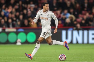 Swansea City 'den Ben Cabango, 2 Ekim 2024' te Sheffield United, Sheffield Lane, İngiltere 'de Swansea City' ye karşı oynadığı Gökyüzü İddia Şampiyonası maçında eylem halinde.