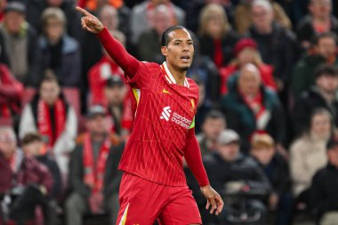 Liverpool 'dan Virgil van Dijk takıma UEFA Şampiyonlar Ligi - Lig Stage maçı Liverpool Bologna' ya karşı Anfield, Liverpool, İngiltere, 2 Ekim 2024
