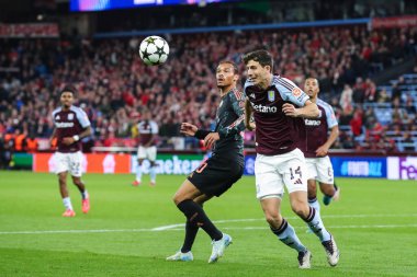 Aston Villa takımından Pau Torres, UEFA Şampiyonlar Ligi Sahne Maçı 'nda Villa Park, Birmingham, Birleşik Krallık' ta Aston Villa-Bayern Münih maçında topa önderlik ediyor.