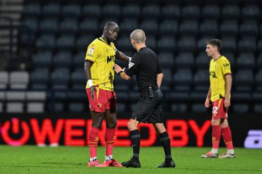 Watford 'dan Moussa Sissoko, 2 Ekim 2024' te İngiltere 'nin Deepdale kentinde oynanan Sky Bet Şampiyonası maçında hakem Andrew Kitchen ile konuştu.