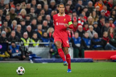 Liverpool 'dan Virgil van Dijk topu UEFA Şampiyonlar Ligi - Lig Stage maçı Liverpool Bologna' ya karşı Anfield, Liverpool, İngiltere, 2 Ekim 2024