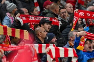 Liverpool taraftarları Anfield, Liverpool, Liverpool, İngiltere 'de Liverpool maçında Liverpool - Lig Sahne Maçı öncesi asla yalnız yürümeyeceğinizi söylüyor.