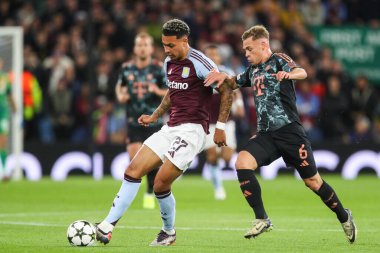 Aston Villa 'dan Morgan Rogers, UEFA Şampiyonlar Ligi Sahne Maçı' nda pas veriyor. Aston Villa, Bayern Münih 'e karşı, Villa Park, Birmingham, İngiltere, 2 Ekim 2024.