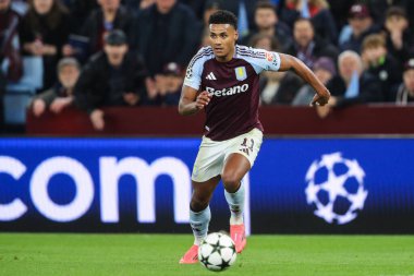 Aston Villa takımından Ollie Watkins, UEFA Şampiyonlar Ligi Stage maçı sırasında Villa Park, Birmingham, İngiltere 'de oynanan 2 Ekim 2024 tarihli Bayern Münih maçında topa doğru ilerliyor.