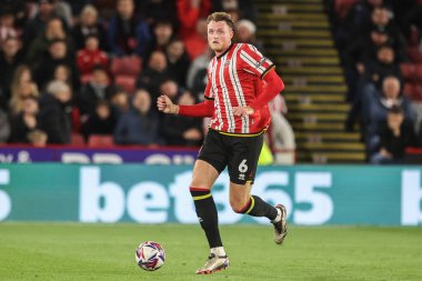 Sheffield United takımından Harry Souttar, Sheffield Lane, İngiltere 'de 2 Ekim 2024' te oynanan ve Sheffield United 'ın Swansea City' ye karşı oynadığı maçta topu düşürüyor.