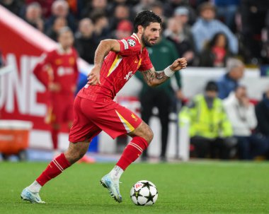 Liverpool 'dan Dominik Szoboszlai, 2 Ekim 2024' te İngiltere 'nin Liverpool kentinde Liverpool - Lig Sahne Maçı' nda Liverpool 'a karşı Bologna maçında topa vurdu.