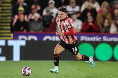 Sheffield United takımından Jamie Shackleton 2 Ekim 2024 'te Sheffield Lane, İngiltere' de oynanan Swansea City maçında topu düşürüyor.