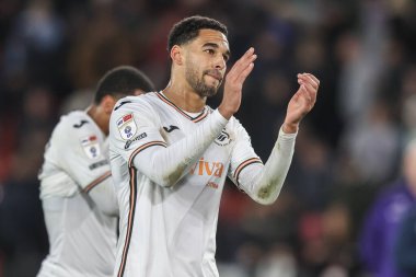 Swansea City 'den Ben Cabango, 2 Ekim 2024' te Bramall Lane, Sheffield, İngiltere 'de oynanan Sky Bet Şampiyonası maçından sonra gezgin taraftarları alkışlıyor.