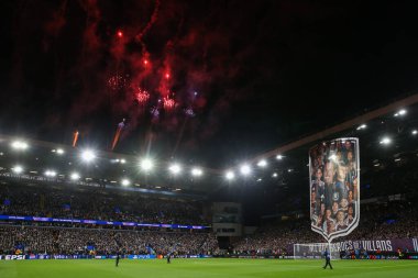 UEFA Şampiyonlar Ligi Sahne Maçı öncesinde havai fişekler atılacak. Aston Villa, Bayern Münih 'e karşı. Villa Park, Birmingham, İngiltere, 2 Ekim 2024.