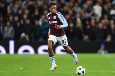 Aston Villa takımından Leon Bailey, UEFA Şampiyonlar Ligi Sahne Maçı 'nda Villa Park, Birmingham, İngiltere, 2 Ekim 2024' te Aston Villa-Bayern Münih maçında topa doğru ilerliyor.