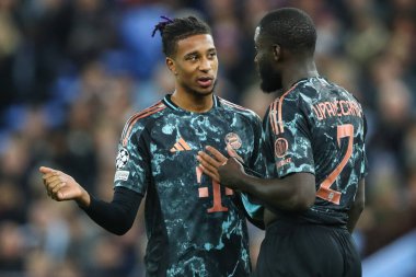 Bayern Münih 'ten Michael Olise, UEFA Şampiyonlar Ligi Stage maçı sırasında Bayern Münih' ten Dayot Upamecano ile Villa-Bayern Münih, Birmingham, 2 Ekim 2024 'de Villa-Bayern Münih maçında konuştu.