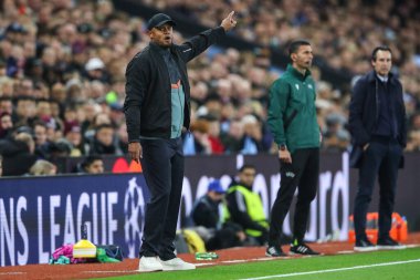 Bayern Münih teknik direktörü Vincent Kompany, UEFA Şampiyonlar Ligi Sahne Maçı 'nda oyuncularına talimat verir.